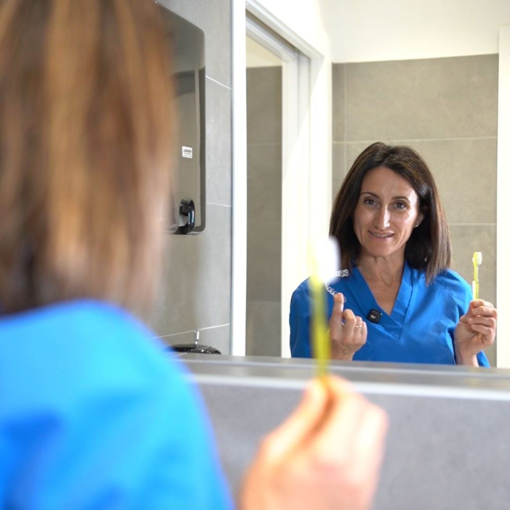 Come pulire apparecchio trasparente: guida del dentista 2 Come pulire apparecchio trasparente