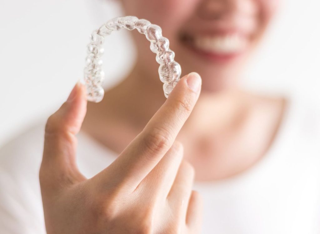 Come pulire apparecchio trasparente: guida del dentista 1 Come pulire apparecchio trasparente